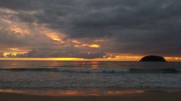 Gładkie Fale Przy Żółtym Zachodzie Słońca Plaży Kata — Wideo stockowe
