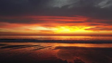 Hava manzarası inanılmaz kırmızı gökyüzü okyanusun üzerinde gün batımında.