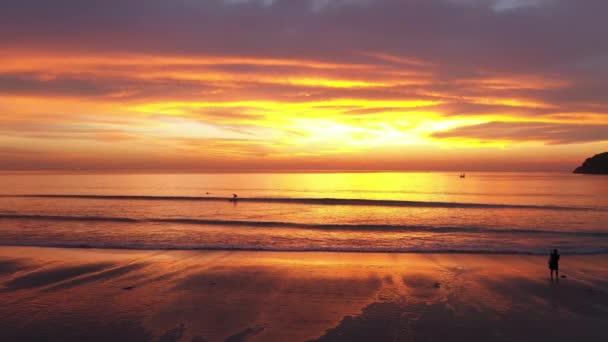 カタビーチプーケットの日没で素晴らしい黄色い空を見る — ストック動画