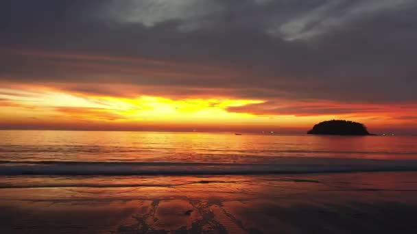 Letecký Pohled Ohromující Žlutý Západ Slunce Ostrovem Pláži Kata Phuket — Stock video