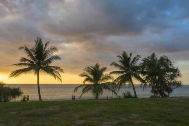Renkli romantik gökyüzü manzarası. Günbatımında hindistan cevizli arka plan. Gün batımında, Karon plajı Phuket Tayland 'da bulut..