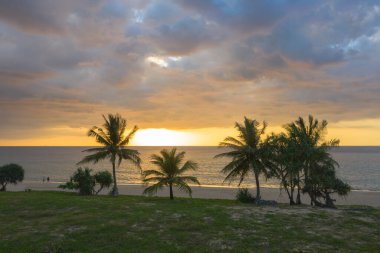 Renkli romantik gökyüzü manzarası. Günbatımında hindistan cevizli arka plan. Gün batımında, Karon plajı Phuket Tayland 'da bulut..