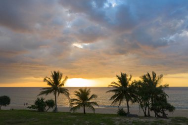 Renkli romantik gökyüzü manzarası. Günbatımında hindistan cevizli arka plan. Gün batımında, Karon plajı Phuket Tayland 'da bulut..