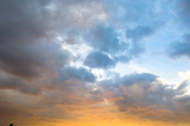 Muhteşem gün batımı ya da gün doğumu manzarası Doğanın inanılmaz ışığı