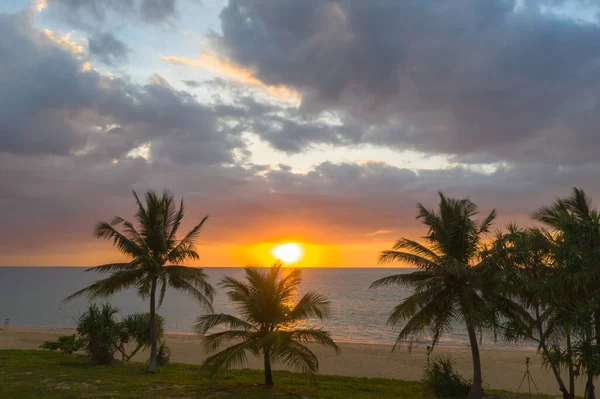 Luftaufnahme Landschaft Sonnenuntergang Über Kokospalmen Während Bunte — Stockfoto