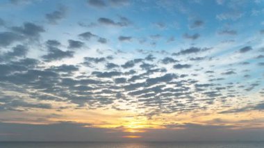 Zaman su gibi akıp giden bulutlar