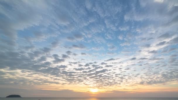 时光飞逝的云朵飘向大海 — 图库视频影像