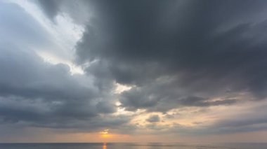 Okyanusun üzerindeki günbatımında zaman akışı bulutlu