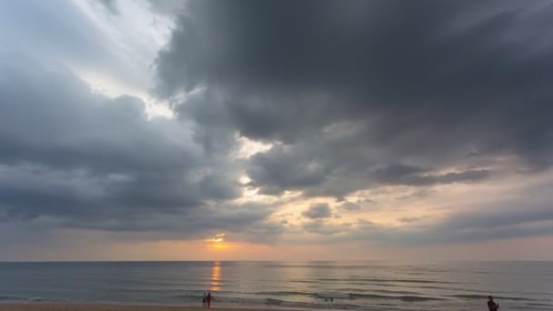Lapso Tempo Nublado Movendo Acima Praia Pôr Sol — Vídeo de Stock