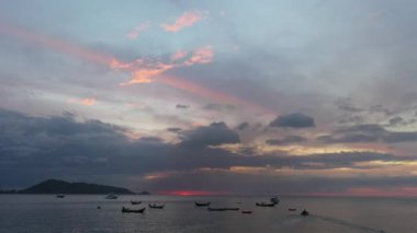 Günbatımında deniz manzaralı balıkçı tekneleri