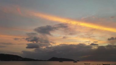 Patong körfezi üzerinde gün batımının manzarası.