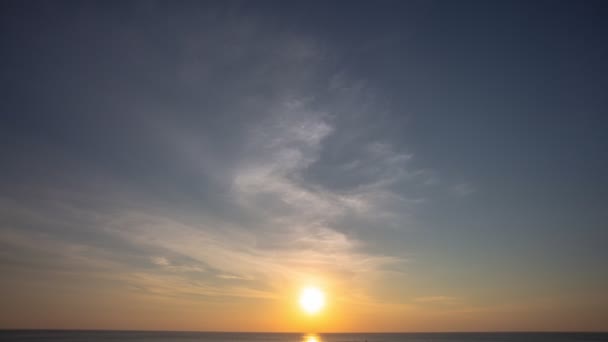 Lapso Tiempo Nubes Suaves Atardecer Sobre Océano — Vídeo de stock