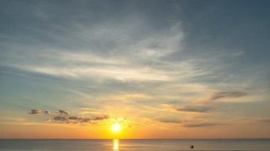  Sarı gökyüzünün günbatımının zaman aşımı sahnesi denizin üstünde