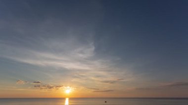 Zaman aşımı manzarası. Gün batımı bulutu denizin üzerinde hareket ediyor.