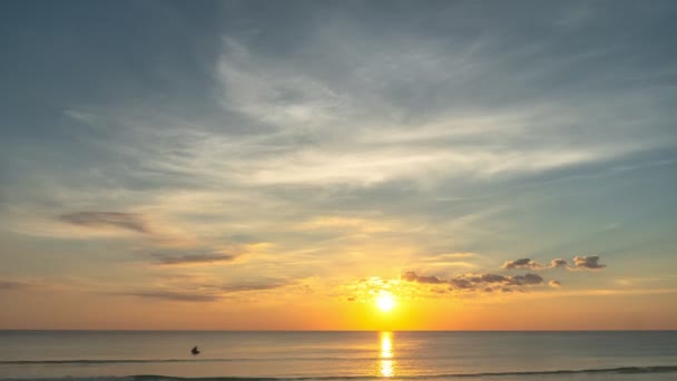 Nuvens Lapso Tempo Estão Movendo Lentamente Céu Amarelo Durante Pôr — Vídeo de Stock