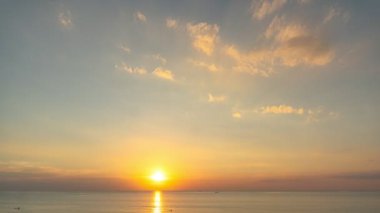  Zaman atlamalı bulutlar gün batımında sersemletici gökyüzünde yavaşça hareket ediyor.