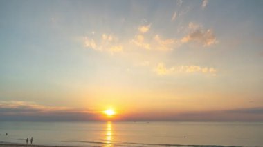  Okyanusun üzerindeki gün batımının zamanlaması.