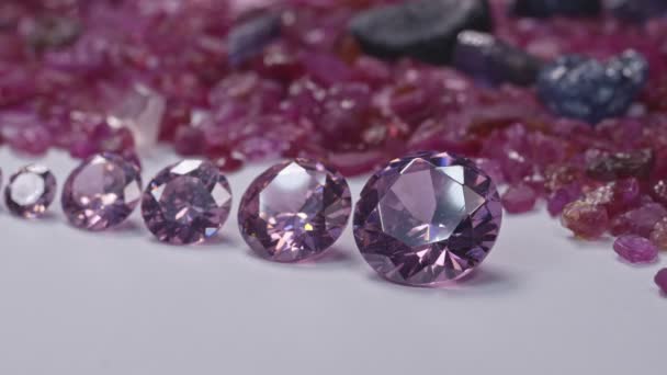 Barevné Diamanty Různých Velikostína Bílém Pozadí — Stock video