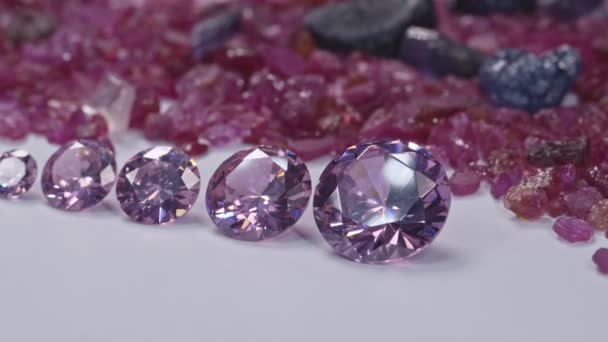 Bunte Diamanten Verschiedenen Größen Auf Weißem Hintergrund — Stockvideo