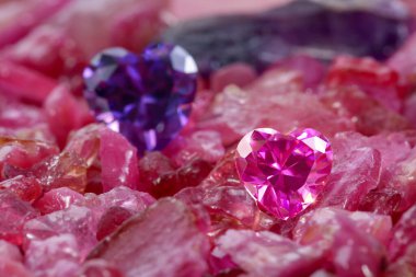 Yakut kırmızısı elmaslar işlenmemiş yakut değerli taşlar yığını üzerine yerleştirilmiş.