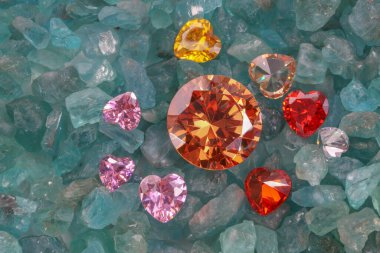 Saf mavi değerli taş yığını üzerine yerleştirilmiş sarı safir elmaslar.