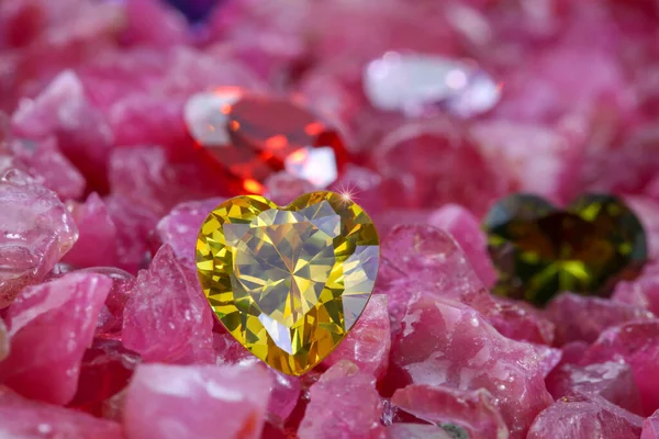 Žlutý Diamant Tvaru Srdce Hromadě Surového Rubínového Kamene — Stock fotografie