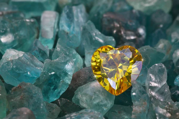 Diamants Saphir Jaune Forme Coeur Sur Pierres Précieuses Brutes Bleu — Photo