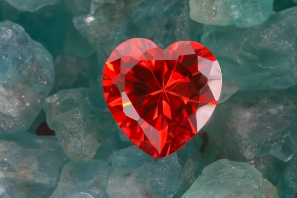 Kırmızı Kalp Şeklinde Mücevherler Işlenmemiş Mavi Gökyüzüne Yerleştirilir — Stok fotoğraf