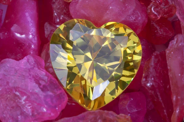 Χρυσό Damon Σχήμα Καρδιάς Ένα Σωρό Από Ακατέργαστο Ρουμπινί Ακατέργαστο — Φωτογραφία Αρχείου