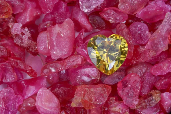 Diamant Saphir Jaune Sur Pierres Grenat Rouge Naturel — Photo