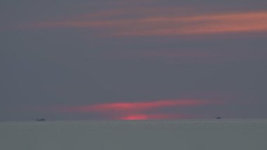 Denizin üzerinde güzel bir gün batımı. Tatil kavramı