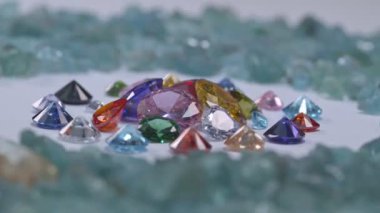 Karo çemberinde renkli elmaslar yığını