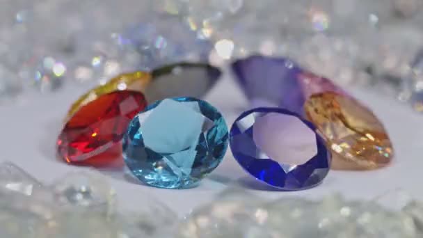 一堆堆五彩缤纷的钻石在圆圆的钻石中 — 图库视频影像