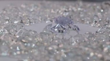 Beyaz arkaplana yerleştirilmiş çeşitli boyutlarda elmaslar.