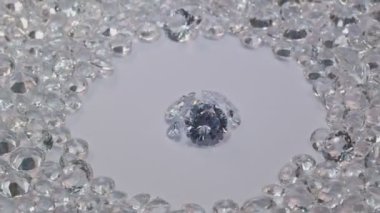 Beyaz arkaplana yerleştirilmiş çeşitli boyutlarda elmaslar.