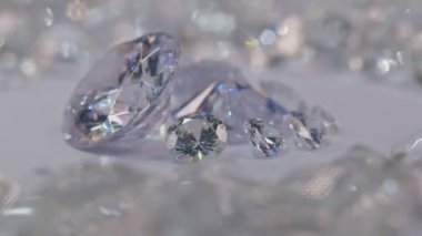 Beyaz arkaplana yerleştirilmiş çeşitli boyutlarda elmaslar.