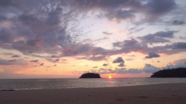 Meditasyon okyanusu ve gökyüzü arka planı. Görkemli gün batımı veya gündoğumu bulutlu arkaplan.