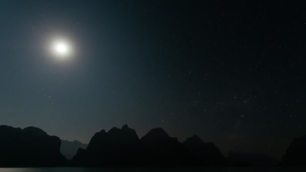 Időeltolódás Hold Ragyog Hegyvonulaton Tóban Csendes Éjszakák Tavon Zavartalanul Hold — Stock videók