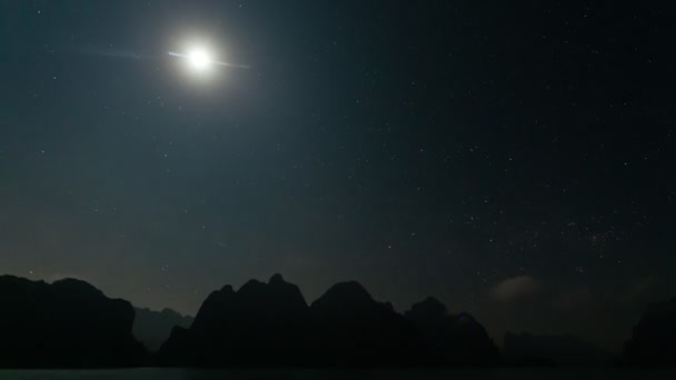 Zeitraffer Mondschein Über Der Bergkette See Ruhige Nächte See Ohne — Stockvideo