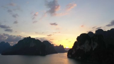 Dağlık alanda hava manzaralı gün batımı