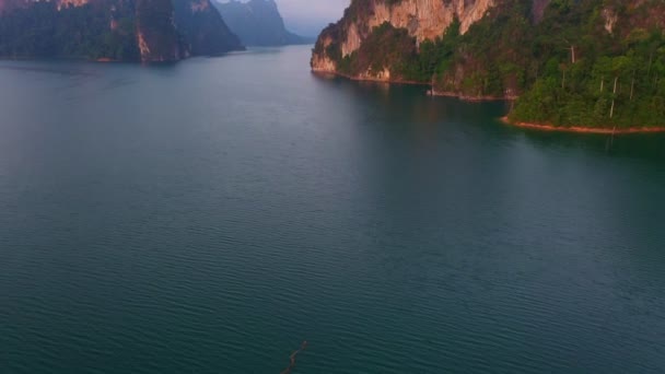 Letecká Fotografie Zelená Voda Ostrov Ratchaprapha Přehrada Největší Přehrada Provincii — Stock video
