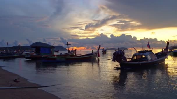 Gündoğumu Arka Planında Balıkçı Tekneleri — Stok video