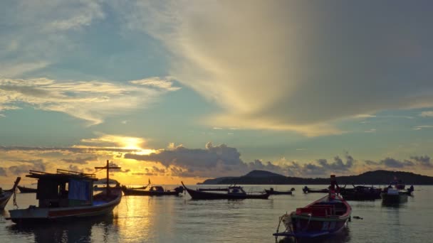 Золотий Світанок Сонця Над Рибальськими Човнами — стокове відео