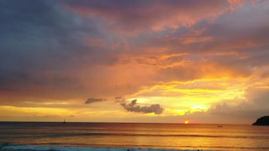 Bulutlar ve okyanus manzaralı gün batımı gökyüzü