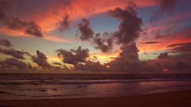 Bulutlar ve okyanus manzaralı gün batımı gökyüzü