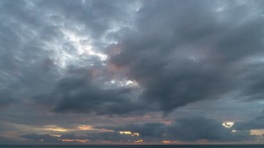 Günbatımında gökyüzünde hareket eden hızlandırılmış bulutlar