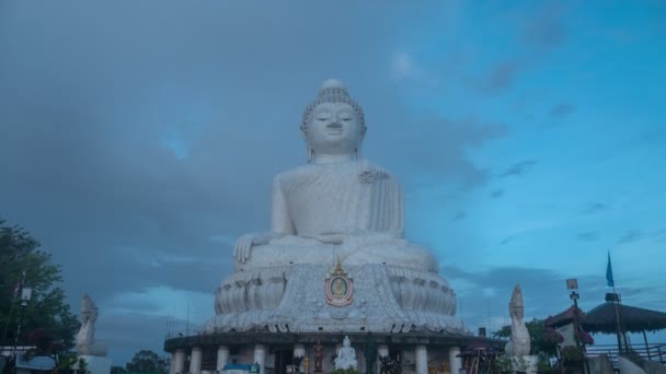 Tid Dimma Blå Himmel Täcka Phuket Stor Buddha Med Regnbåge — Stockvideo