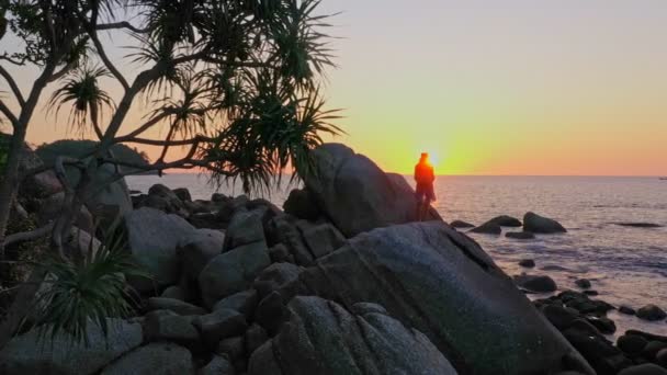 Aerial View Silhouette Tourists Sitting Big Rock See Sunset Beautiful — Wideo stockowe