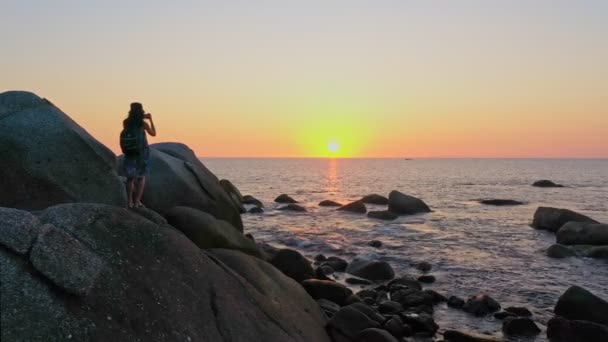 Aerial View Silhouette Tourists Sitting Big Rock See Sunset Beautiful — Vídeo de stock