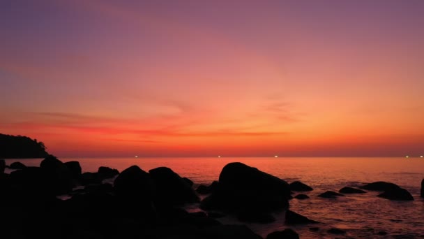 空の景色太陽が海の上の夕日の地平線に沈む自然ビデオ高品質の映像創造的な自然と旅行のコンセプトのための空の背景に雲とカラフルなロマンチックな空の夕日のシーン — ストック動画